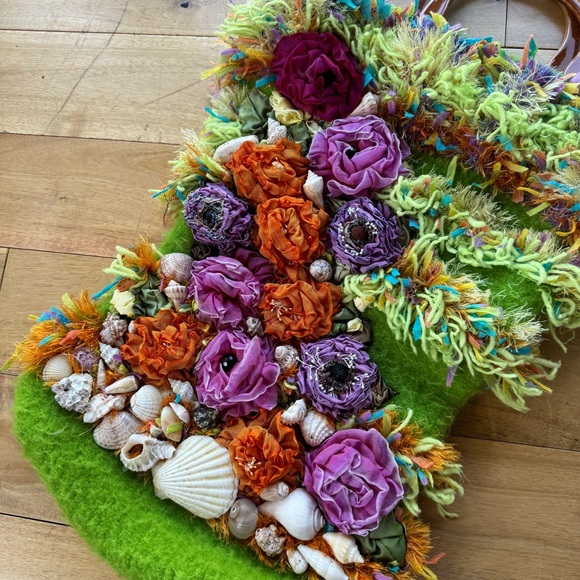 Colorful Floral, shell, felted, Handmade Handbag with Wooden Handles very unique - Picture 8 of 9